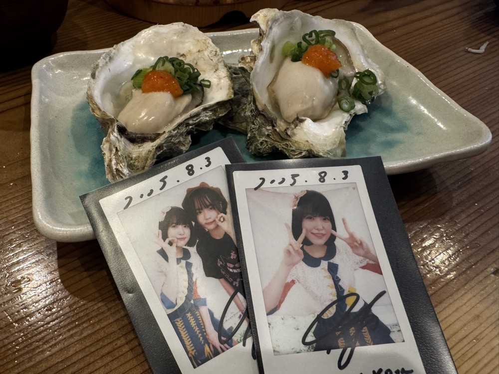 餐桌旁摆着 Cheki 的“Cheki 饭”场景