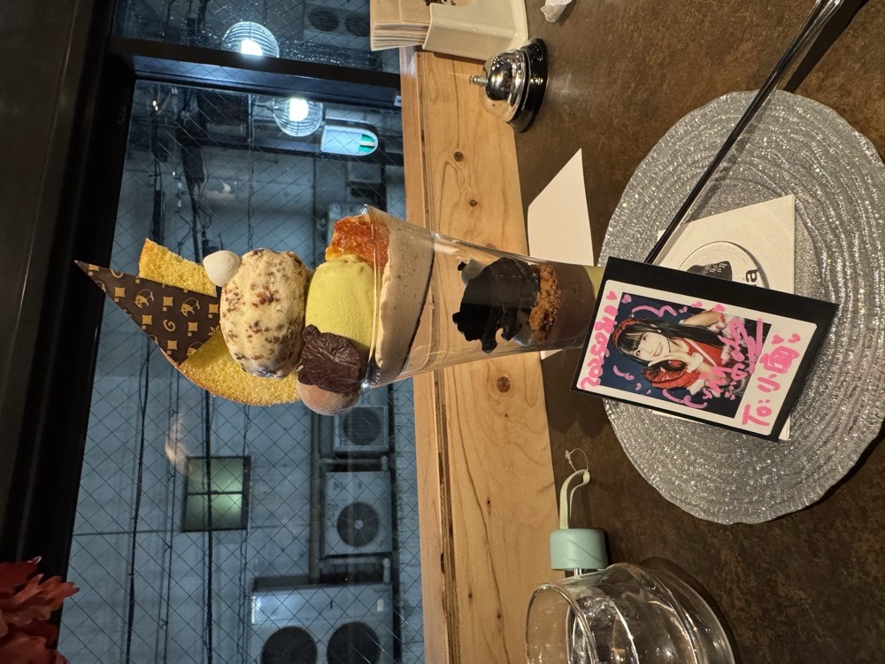 Cheki 与帕菲甜品一起摆拍的应援照片